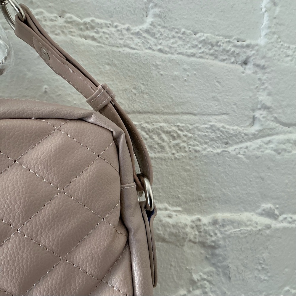 Bella Russo Quilted Handbag Purse Beige Chain Handle Vacation Travel Casual New - Picture 6 of 9
